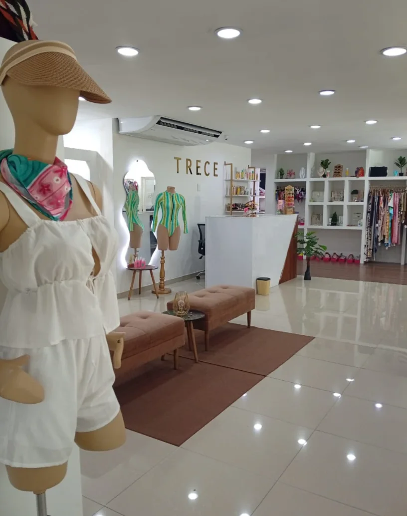 Interior de la tienda Trece, con exhibición de trajes de baño y mostrador